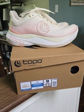 Aura Women's Athletic Shoe - Cream and Light Pink